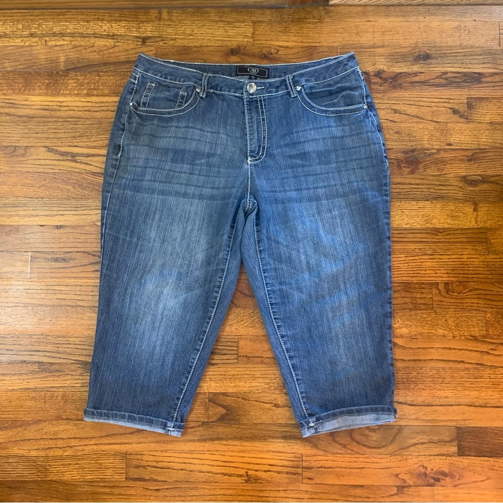 Cato Capri Knee Length Stonewashed Blue Jeans 
18W
Embellished Pocket
Length 31”